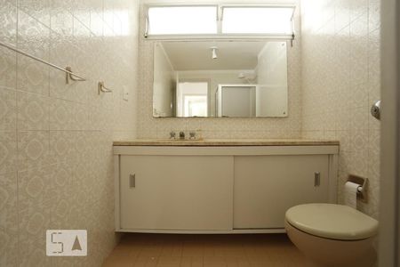 Banheiro de apartamento para alugar com 3 quartos, 127m² em Higienópolis, São Paulo
