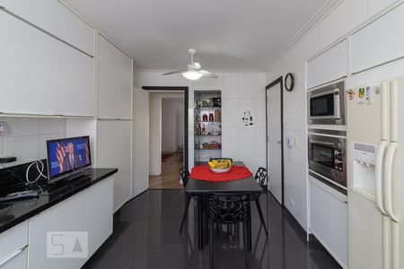 Apartamento para alugar com 184m², 3 quartos e 2 vagas Apartamento para alugar com 184m², 3 quartos e 2 vagasCozinha