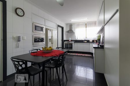 Apartamento para alugar com 184m², 3 quartos e 2 vagas Apartamento para alugar com 184m², 3 quartos e 2 vagasCozinha