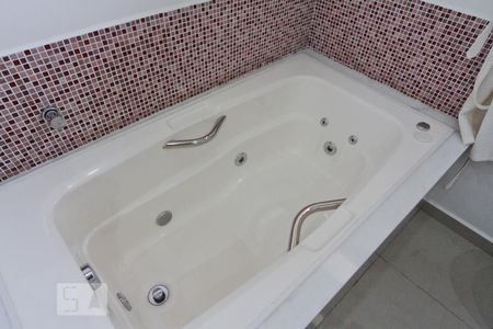 Apartamento à venda com 137m², 4 quartos e 2 vagas Apartamento à venda com 137m², 4 quartos e 2 vagasBanheiro da Suíte