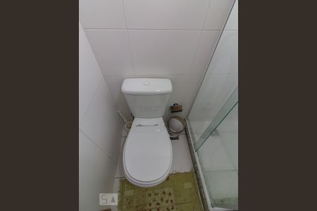 Banheiro de kitnet/studio para alugar com 1 quarto, 27m² em Centro, Curitiba