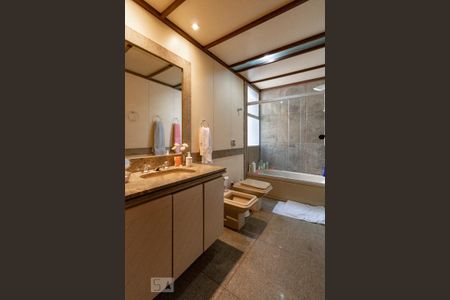 Apartamento à venda com 180m², 4 quartos e 2 vagasBanheiro
