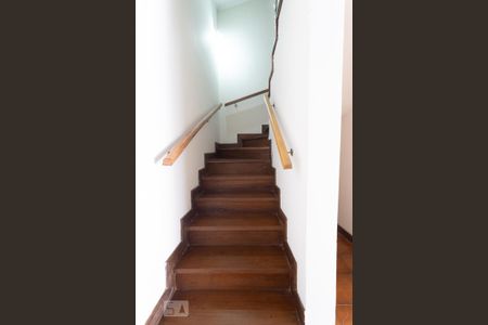 Casa à venda com 300m², 5 quartos e 4 vagasEscada garagem