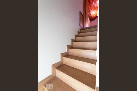 Casa à venda com 300m², 5 quartos e 4 vagasEscada do quarto 4