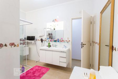 Casa à venda com 350m², 4 quartos e 4 vagasBanheiro da Suíte 2