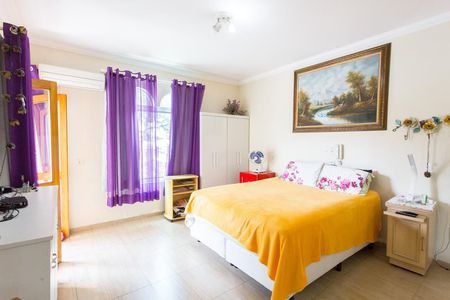 Casa à venda com 350m², 4 quartos e 4 vagasSuíte 2