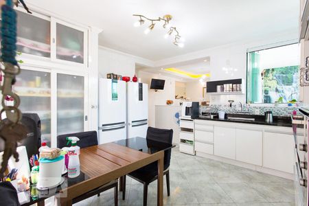 Casa à venda com 350m², 4 quartos e 4 vagasCozinha