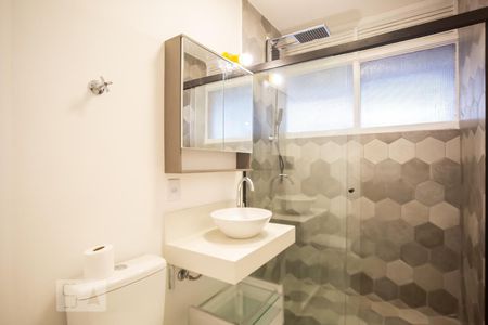 Banheiro de apartamento para alugar com 2 quartos, 55m² em Higienópolis, São Paulo