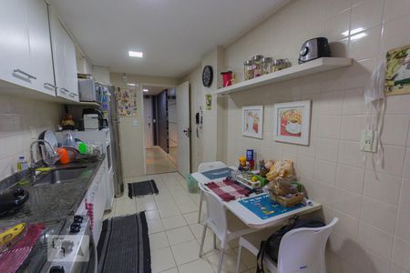 Apartamento à venda com 169m², 4 quartos e 1 vagaCozinha e Área de Serviço (1º andar)