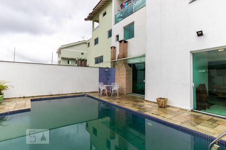 Casa à venda com 600m², 3 quartos e 5 vagasÁrea comum - Piscina