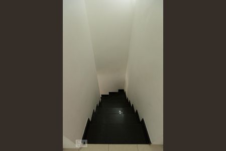 Escada de casa de condomínio para alugar com 2 quartos, 78m² em Chácara Belenzinho, São Paulo