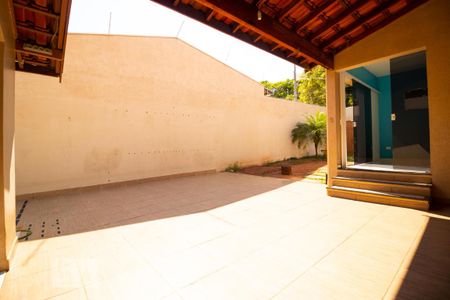 Casa para alugar com 150m², 2 quartos e 2 vagas Casa para alugar com 150m², 2 quartos e 2 vagasQuintal