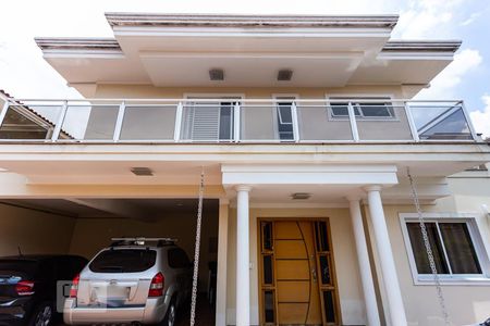 Casa à venda com 320m², 4 quartos e 4 vagas Casa à venda com 320m², 4 quartos e 4 vagasFachada