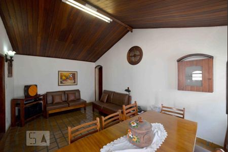 Casa para alugar com 220m², 6 quartos e 2 vagas Casa para alugar com 220m², 6 quartos e 2 vagasSala Casa 2