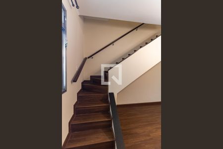 Casa à venda com 200m², 3 quartos e 3 vagasEscada