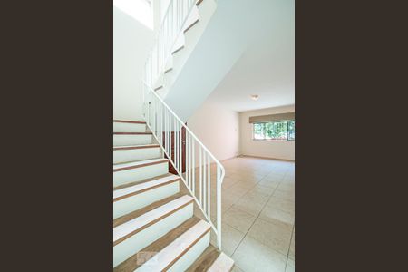 Escada na Sala de casa à venda com 4 quartos, 180m² em Jardim Aeroporto, São Paulo