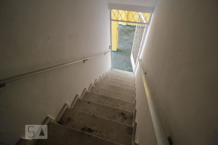 Casa de condomínio à venda com 70m², 2 quartos e 2 vagas Casa de condomínio à venda com 70m², 2 quartos e 2 vagasEscada acesso ao apartamento