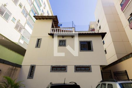 Casa de condomínio para alugar com 110m², 3 quartos e 1 vaga Casa de condomínio para alugar com 110m², 3 quartos e 1 vagaFachada