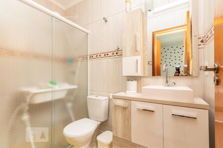 Banheiro suíte 1 de casa de condomínio à venda com 2 quartos, 70m² em Vila Nhocune, São Paulo