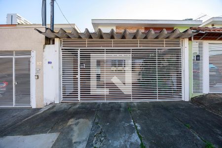 Casa à venda com 150m², 3 quartos e 2 vagas Casa à venda com 150m², 3 quartos e 2 vagasFachada