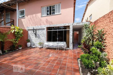 Casa à venda com 199m², 3 quartos e 4 vagas Casa à venda com 199m², 3 quartos e 4 vagasFachada