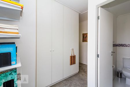 Closet da suíte de apartamento para alugar com 2 quartos, 86m² em Vila Nova Conceição, São Paulo