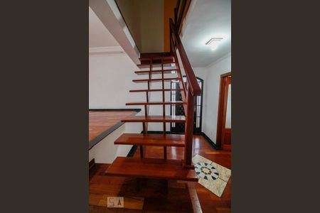 Escada de casa à venda com 4 quartos, 200m² em Jardim Record, São Paulo