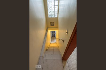 Escada de acesso ao 2º piso de apartamento à venda com 2 quartos, 50m² em Braz de Pina, Rio de Janeiro