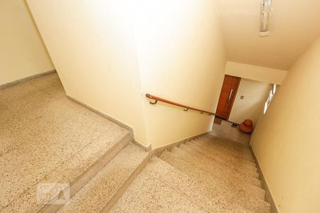 Apartamento para alugar com 76m², 2 quartos e sem vagaEscada acesso ao apartamento
