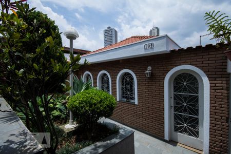 Casa para alugar com 150m², 3 quartos e 3 vagas Casa para alugar com 150m², 3 quartos e 3 vagasFachada