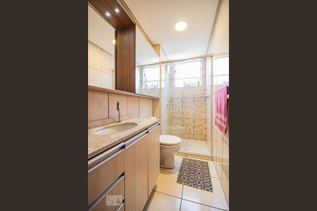 Banheiro de apartamento à venda com 1 quarto, 47m² em Menino Deus, Porto Alegre