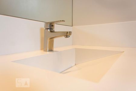 Torneira do banheiro de apartamento para alugar com 2 quartos, 70m² em Jardim Sílvia, Santo André
