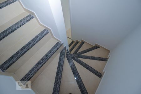 Casa de condomínio para alugar com 80m², 2 quartos e 1 vaga Casa de condomínio para alugar com 80m², 2 quartos e 1 vagaEscada acesso terraço