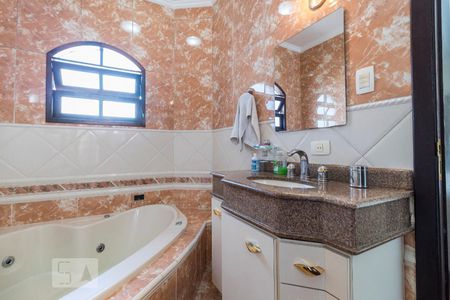 Casa à venda com 240m², 3 quartos e 2 vagasBanheiro da Suíte 1