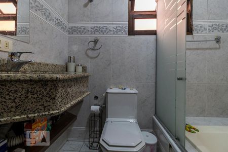 Casa à venda com 240m², 3 quartos e 2 vagasBanheiro da Suíte 2