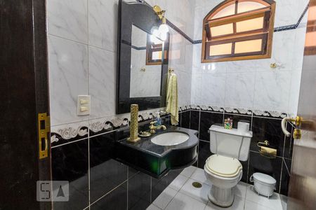 Casa à venda com 240m², 3 quartos e 2 vagasLavabo