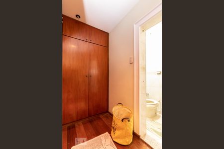 Casa à venda com 500m², 4 quartos e 7 vagas Casa à venda com 500m², 4 quartos e 7 vagasCloset quarto suíte