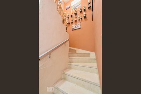 Casa à venda com 150m², 3 quartos e 2 vagasEscada