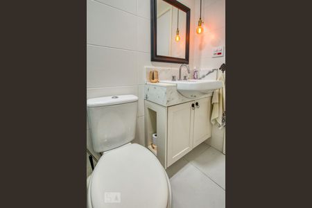 Banheiro de kitnet/studio para alugar com 1 quarto, 32m² em Centro Cívico, Curitiba
