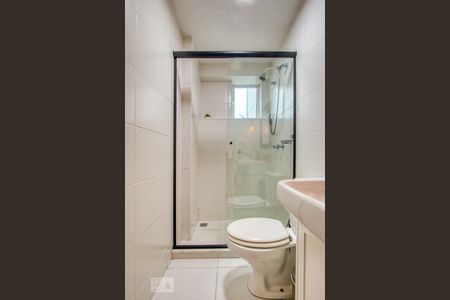 Banheiro de kitnet/studio para alugar com 1 quarto, 32m² em Centro Cívico, Curitiba