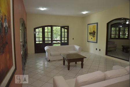 Sala de casa de condomínio para alugar com 4 quartos, 600m² em Freguesia de Jacarepaguá, Rio de Janeiro