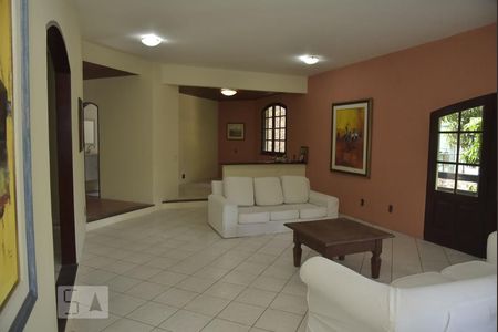 Sala de casa de condomínio para alugar com 4 quartos, 600m² em Freguesia de Jacarepaguá, Rio de Janeiro