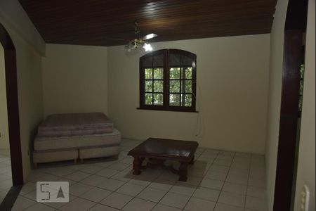 Sala de casa de condomínio para alugar com 4 quartos, 600m² em Freguesia de Jacarepaguá, Rio de Janeiro