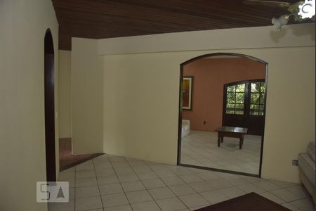 Sala de casa de condomínio para alugar com 4 quartos, 600m² em Freguesia de Jacarepaguá, Rio de Janeiro