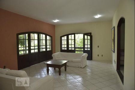 Sala de casa de condomínio para alugar com 4 quartos, 600m² em Freguesia de Jacarepaguá, Rio de Janeiro