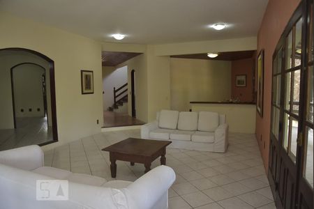 Sala de casa de condomínio para alugar com 4 quartos, 600m² em Freguesia de Jacarepaguá, Rio de Janeiro