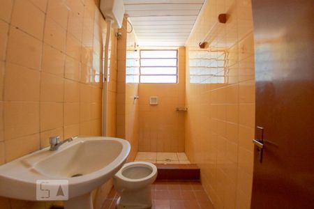 Banheiro de apartamento para alugar com 1 quarto, 48m² em Rubem Berta, Porto Alegre