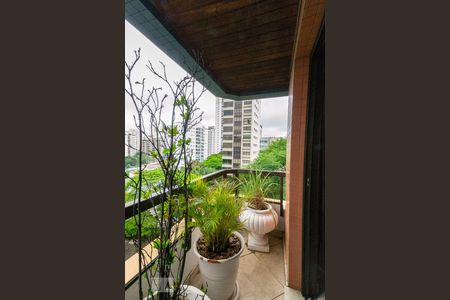 Apartamento para alugar com 223m², 3 quartos e 4 vagas Apartamento para alugar com 223m², 3 quartos e 4 vagasVaranda