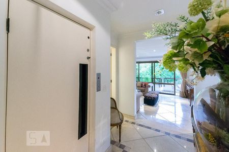 Apartamento para alugar com 223m², 3 quartos e 4 vagas Apartamento para alugar com 223m², 3 quartos e 4 vagasCorredor