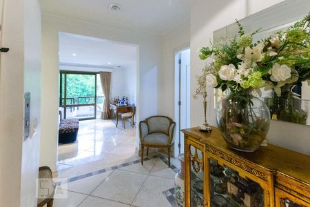 Apartamento para alugar com 223m², 3 quartos e 4 vagas Apartamento para alugar com 223m², 3 quartos e 4 vagasCorredor